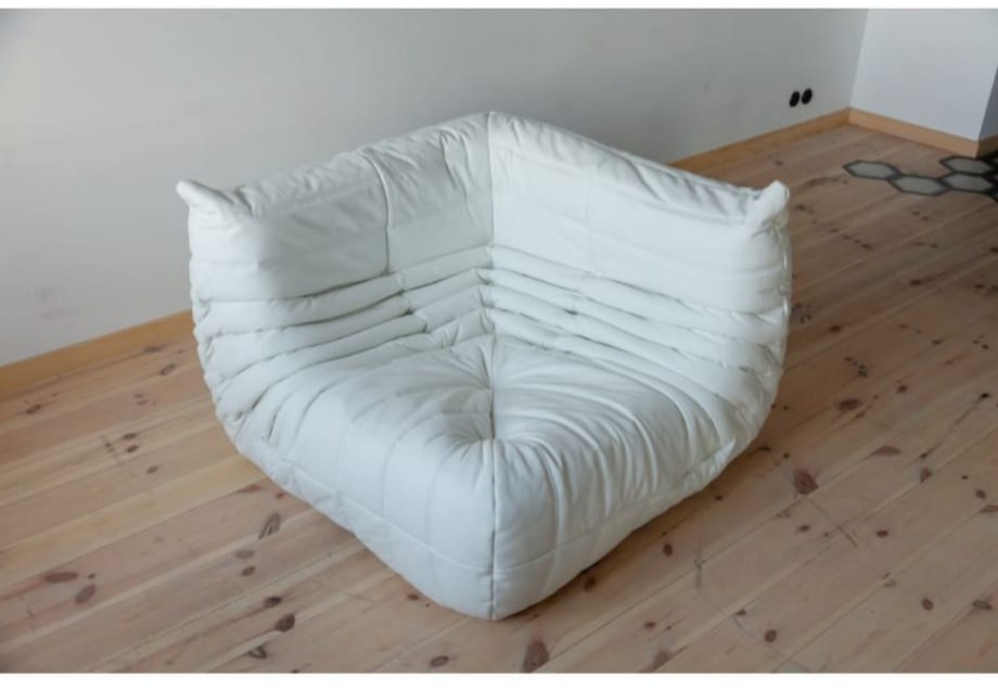 Fauteuil Togo d'angle en tissu blanc rénové par L'Atelier Artisanal