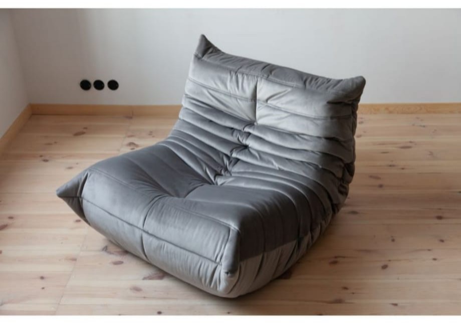 Fauteuil Togo en cuir gris rénové par L'Atelier Artisanal