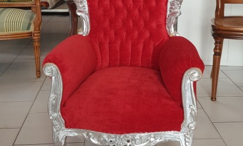 Fauteuil capitonné rouge à bois argenté de L’Atelier Artisanal